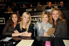 Auf der Jagd nach Spenden für Haiti: (v.l.) Cindy Crawford im Jahr 2010 mit den Schauspielerinnen Reese Witherspoon, Drew Barrymore und Julia Roberts. (Bild: Keystone)