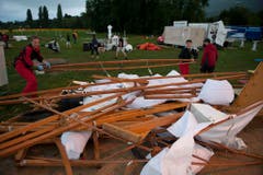 Helfer bei den Aufräumarbeiten. (Bild: Keystone)