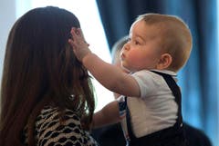 Mama ist die beste: Prinz George streichelt Kate übers Haar. (Bild: Keystone)