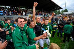 Doppeltorschütze Alex de Freitas feiert mit Fans und Spielern. (Bild: Urs Bucher)