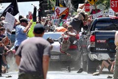 Im August hatten sich mehrere Hundert Menschen aus verschiedenen ultrarechten Gruppen zu einer Kundgebung unter dem Motto "Vereinigt die Rechte" in der amerikanischen Stadt Charlottesville versammelt. Sie protestierten gegen den Stadtratsbeschluss, wonach eine Statue des Konföderierten-Generals Robert F. Lee aus dem Amerikanischen Bürgerkrieg von 1861 entfernt werden sollte. Stunden vor der eigentlichen Veranstaltung kam es zu Prügeleien zwischen Rechten und Gegendemonstranten. Plötzlich eskalierte die Situation: Ein Mann raste mit seinem Auto absichtlich in eine Gruppe Demonstranten und tötete eine Frau. 19 Menschen wurden verletzt. (Bild: RYAN M. KELLY (AP The Daily Progress))