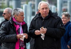 Die Bevölkerung nahm die Einladung zur Gratiswurst gerne an. (Bild: Reto Martin)