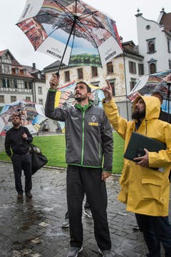 Ein Spieler der Borussia bestaunt die St.Galler Stiftskirche. (Bild: Ralph Ribi)