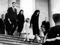 Witwe Jacqueline Kennedy auf den Treppen des Capitols mit Tochter Caroline und Sohn John Jr. am Tag der Beerdigung, am 24. November 1963. (Bild: Keystone)