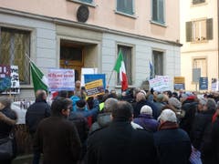 Menschenauflauf vor dem italienischen Konsulat - die Empörung über dessen drohende Schliessung ist gross. (Bild: Daniel Walt)