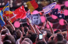 Gedenken an einen der ganz Grossen: Ein Porträtbild des jungen Udo Jürgens wird im Publikum gezeigt. Jürgens, der den Concours 1966 mit "Merci Chérie" gewann, verstarb im vergangenen Dezember. (Bild: Keystone)