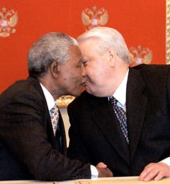Bruderkuss: Nelson Mandela begrüsst den russischen Präsidenten Boris Yelzin (1999). (Bild: Keystone)