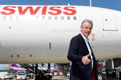 Daumen hoch: Ottmar Hitzfeld, scheidender Coach der Nati, nach der Landung in Zürich-Kloten. (Bild: Keystone)
