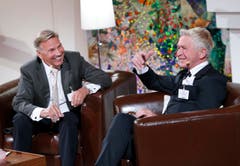 Moderator Kurt Zurfluh interviewt Chef Peter Gamma am Hauptsitz des Unternehmens im Bösch in Hünenberg. (Bild: Stefan Kaiser (ZZ))