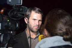Pnos-Chef Domini Lüthard stellt sich den Fragen der Medien. (Bild: Urs Zweifel)