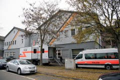 Polizei-Razzia in der An'Nur-Moschee in Winterthur, am Mittwoch, 2. November 2016. ..Am fruehen Mittwochmorgen hat die Kantonspolizei Zürich zusammen mit der Stadtpolizei Winterthur die An'Nur-Moschee in Winterthur durchsucht. Es handelt sich um den "Vollzug eines Vorfuehrbefehls bzw. einer Hausdurchsuchung" im Auftrag der Staatsanwaltschaft Winterthur/Unterland. Die Moschee im Winterthurer Stadtteil Hegi geriet mehrmals wegen mutmasslicher Radikalisierung von Jugendlichen in die Schlagzeilen...(KEYSTONE/Walter Bieri) (Bild: Keystone)