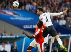 Frankreichs Adil Rami, springt über Breel Embolo. (Bild: Darko Vojinovic / Keystone)