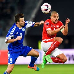 Voller Körperseinsatz bei Nati-Captain Gökhan Inler (rechts). (Bild: Keystone)