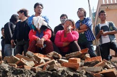 Nepal Digging for the Dead (Bild: Keystone)