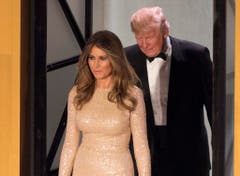 Donald Trump kommt mit First Lady Melania Trump zum Candlelight Dinner in Washingtons Union Station. (Bild: Keystone)