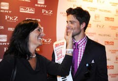 Die stolze Mutter: Eda Ruch mit dem neuen Mister Schweiz. (Bild: Nana do Carmo)