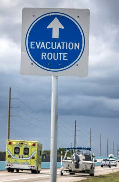 Motorfahrzeuge verlassen die Florida Keys. Besucher und Einwohner sind aufgefordert worden, sich von der Küste zu entfernen. (Bild: Keystone)
