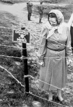 Der Falklandkrieg gegen Argentinien machte Margaret Thatcher noch populärer: Die Premierministerin besichtigt ein Minenfeld auf den umkämpften Inseln (1983). (Bild: Keystone)