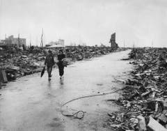 Das Bild stammt von der US Air Force und zeigt, wie zwei Personen über einen geräumten Weg durch Hiroshima gehen können. Die Aufnahme stammt vom 8. September 1945. (Bild: Keystone)