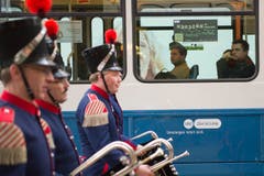 In sicherer Distanz und trotzdem mit gutem Ausblick auf das Geschehen: Trampassagiere. (Bild: Urs Jaudas)