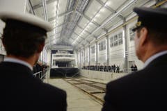 Die Euregia-Fähre wird in die neue Werft geholt. (Bild: Reto Martin)