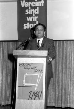 Bundesrat Otto Stich spricht bei einer Veranstaltung am Vorabend des 1. Mai in Brig (1985). (Bild: Keystone)