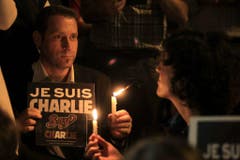 Ein Mann in Chile mit einem "Je suis Charlie"-Schild. (Bild: Keystone)