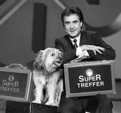 Kurt Felix und sein vierbeiniger Assistent Sheriff stehen im Dezember 1991 zum letzten Mal gemeinsam für den «Supertreffer» vor der Kamera. Kurt Felix verabschiedet sich nach fast 30 Jahren Fernseharbeit aus dem TV-Unterhaltungsgeschäft. (Bild: Keystone)