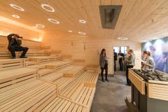 Rundgang für Medienschaffende in einer neuen Sauna. (Bild: Hanspeter Schiess)