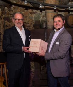 David Angst, Jurypräsident und Redaktionsleiter der Thurgauer Zeitung (rechts), ehrt den Thurgauer des Jahres Hermann Hess. (Bild: Andrea Stalder)