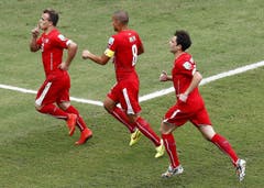 Xherdan Shaqiri (links), Gökhan Inler (Mitte) und Admir Mehmedi bejubeln den zweiten Treffer. (Bild: Keystone)