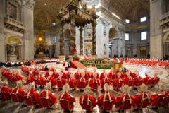 Bevor die Papstwahl beginnt, hält Kardinal Angelo Sodano in der Petersbasilika eine Messe. (Bild: Keystone)