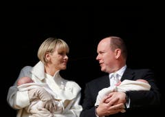 Prinz Albert von Monaco und Prinzessin Charlene zeigen erstmals die kleine Gabriella und ihren Bruder Jacques. (Bild: Keystone)