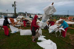 Ein Bild der Verwüstung auf einem Festplatz des Turnfestes. (Bild: Keystone)