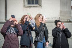 Kann man von der Sonnenfinsternis ein Bild machen? (Bild: Urs Bucher)