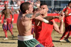MANN, MAENNLICH, CALCIO, FIORENTINO, HISTORISCH, TRADITION, AMATEURE, MANN, OBERKOERPER, NACKT, SANDIG, SAND, SPIELPLATZ, GERANGEL, SCHMUTZIG, MAENNER, KOERPER, KAMPF, SIEG, SPIEL (Bild: Keystone)