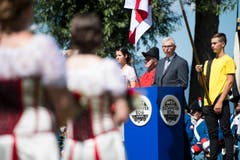 Der Bürgermeister von Estavayer, Andre Losey, spricht anlässlich des Fahnenempfangs. (Bild: Keystone / Jean-Christophe Bott)