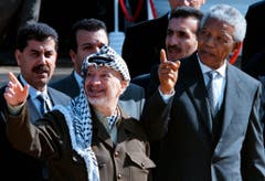 Nelson Mandela und Palästinenserpräsident Yassir Arafat (1998). (Bild: Keystone)