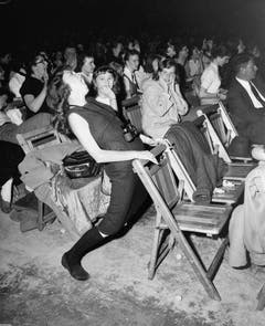 Wo immer Elvis auftrat, entzückte er nicht nur die Teenager (im Bild: Auftritt in der Arena von Philadelphia vom 6. April 1957). (Bild: Keystone)