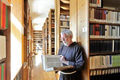 Guardian und Kapuzinerbruder Hans Portmann in der Bibliothek. (Bild: Hanspeter Schiess)