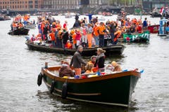 Menschen feiern auf Booten die Inthronisation von König Willem-Alexander. (Bild: Keystone)