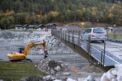 Dorfbewohner überqueren die Notbrücke nach Bondo. (Bild: KEYSTONE/Gian Ehrenzeller)