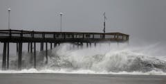 Wellen peitschen um die Ocean City Fishing Pier. (Bild: Keystone)