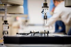 Arbon TG - Begabte Kinder nehmen am Berufsbildungszentrum Arbon an einem Förderkurs zum Thema Robotik teil. (Bild: Reto Martin)