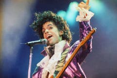 Wandelbar - musikalisch wie optisch: Prince bei einem Auftritt im Jahr 1985 in Kalifornien. (Bild: Keystone)