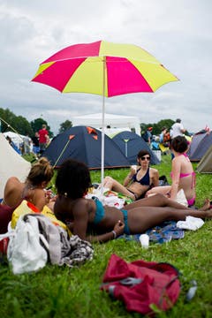 Warten auf die Sonne kann man auch im Bikini. (Bild: Keystone)