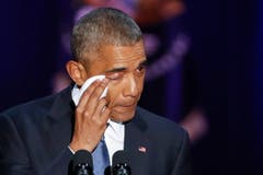 Zu Tränen gerührt: Barack Obama verabschiedet sich in Chicago. (Bild: Kamil Krzaczynski / Keystone)