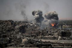 Luftangriffe in Mosul: Im Juli erklärte der irakische Premierminister den "totalen Sieg" über den islamischen Staat. Die monatelangen Kämpfe haben die Stadt völlig zerstört. (Bild: FELIPE DANA (AP))