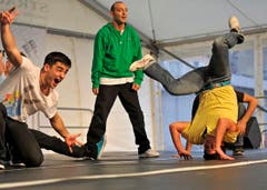 Breakdancer zeigen für Hansjörg Walter ihr Können. (Bild: Reto Martin)