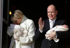 Grosser Moment in Monaco: Erstmals kann das Volk einen Blick auf die neugeborenen Zwillinge werfen. (Bild: Keystone)
